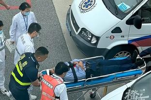 为医者仁心点赞！青岛红狮队医在航班上对身体不适乘客妥善救治